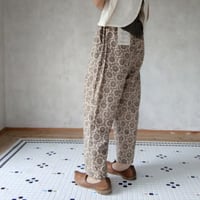 mogo「タックパンツ」×MamiTsuji「バグルー村の太陽の花・黒」