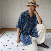 mogo「開襟シャツ」×MamiTsuji「バグルー村の太陽の花・青」