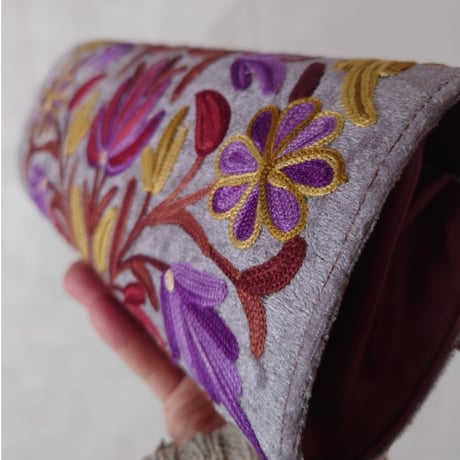 【カシミールバザール】刺繍のクラッチバッグ