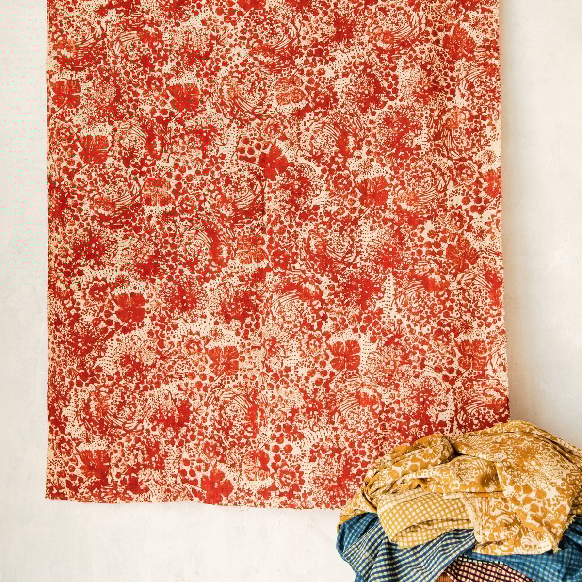 『アルバムキルトのスプレッド』赤系　166cm×166cm アルバムキルトのスプレッド』赤系 166cm×166cm アルバムキルトの