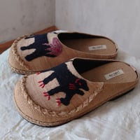 チェンマイマーケット2022年7月：プンプイさんの刺繍の手作り靴（26～27cmサイズ）サボサンダル・ベージュ