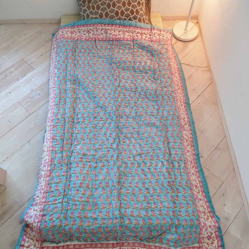 ジャイプールキルト・シングルお布団「スカイブルーとピンクの花