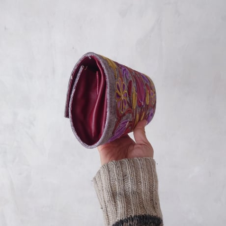 【カシミールバザール】刺繍のクラッチバッグ