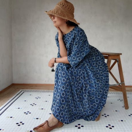 mogo「ギャザーワンピース」×MamiTsuji「バグルー村の太陽の花・青」