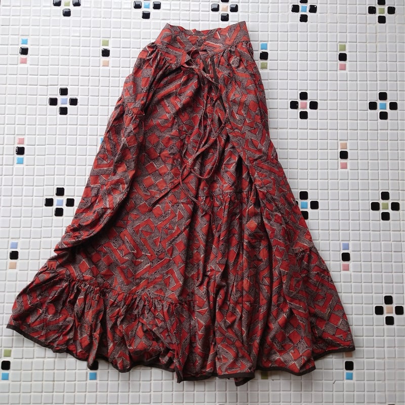 袴スカートドレス「Mami Tsuji 都市の成り立ち・赤黒」 | design labo c