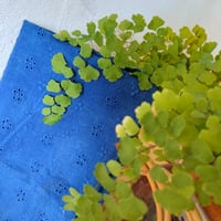 ハンカチ40㎝サイズ「小花刺繍・インディゴブルー」