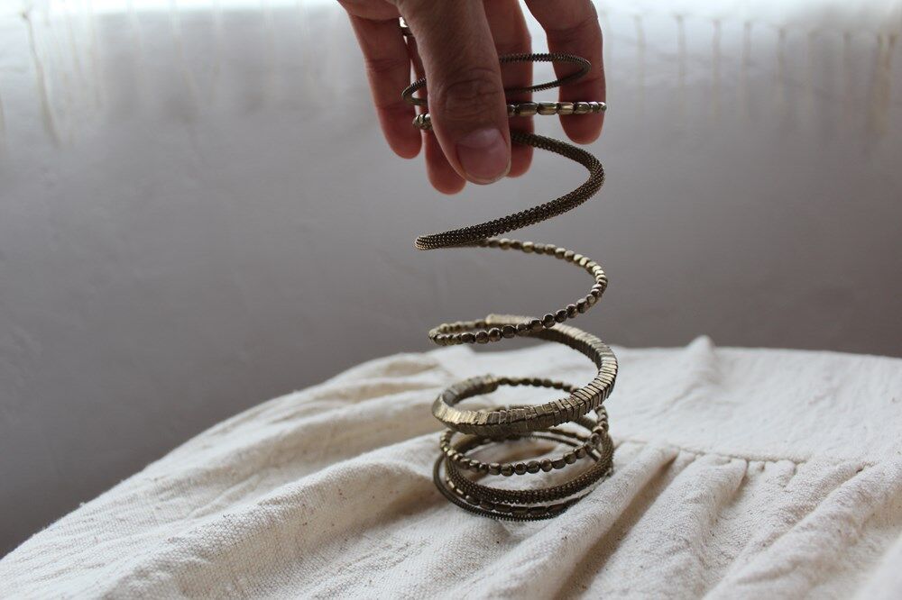 ◯ヤマサンゴとラピスのバングル ブラスのグルグル・バングルA | design labo chica WEB SHOP