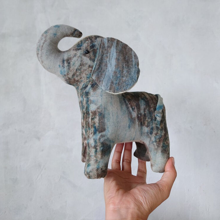 チェンマイマーケット2022年7月：タイダイ染のゾウのぬいぐるみ