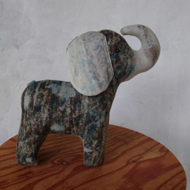 チェンマイマーケット2022年7月：タイダイ染のゾウのぬいぐるみ