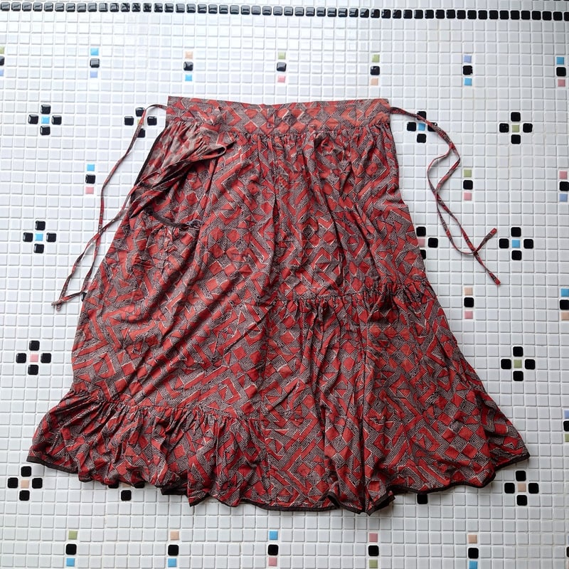 袴スカートドレス「Mami Tsuji 都市の成り立ち・赤黒」 | design labo c