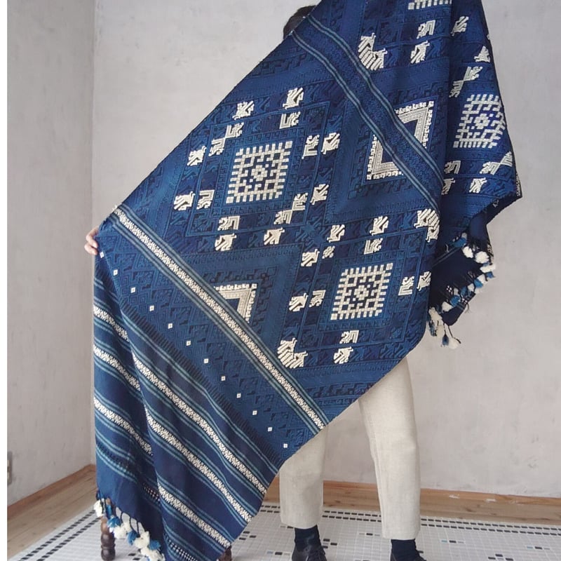 藍染　インディゴ　タイ 族　ブランケット　ストール　刺繍　　骨董　アンティーク チェンマイマーケット2022年秋：インディゴ手織り手刺繍・大判ショール