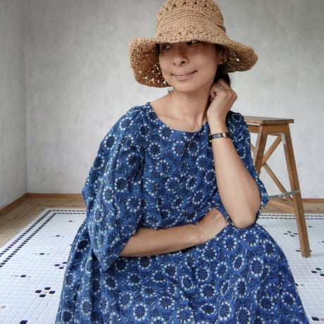 mogo「ギャザーワンピース」×MamiTsuji「バグルー村の太陽の花・青」