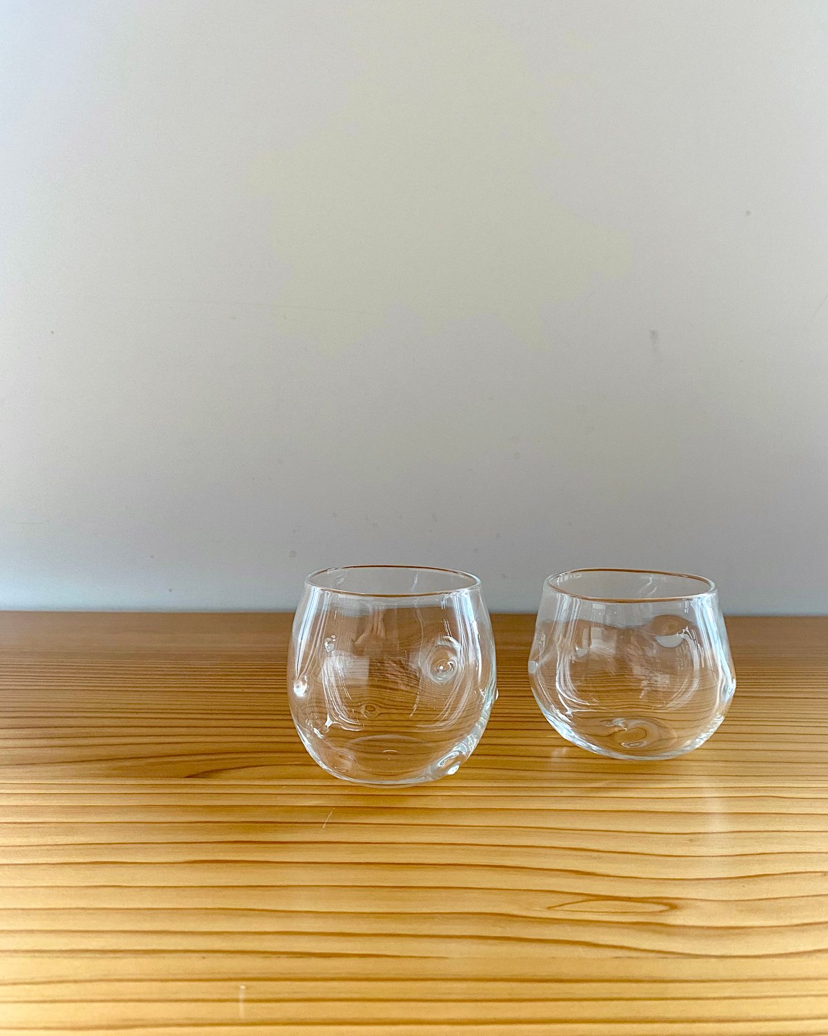 ガラス工芸作家　江口智子作　熔壌ガラス　薬師寺土　冷酒盃　共箱　V　R5910 ガラス工芸作家 江口智子作 熔壌ガラス 薬師寺土 冷酒盃 共箱 V R5910