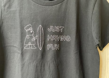 菅原しおんコラボ Tシャツ「JUST HAVING FUN」