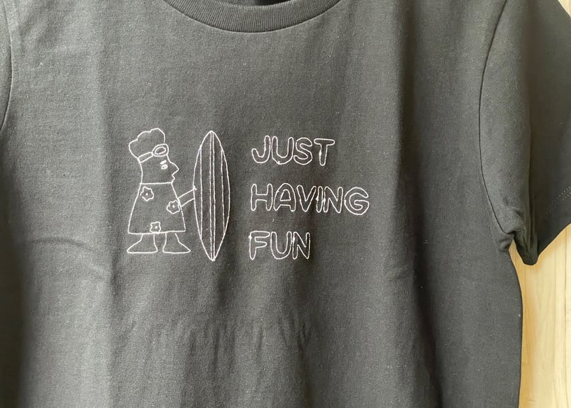 菅原しおんコラボ Tシャツ「JUST HAVING FUN」 | Grand Bleu Gam