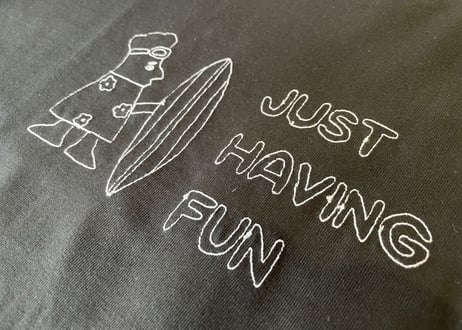 菅原しおんコラボ Tシャツ「JUST HAVING FUN」