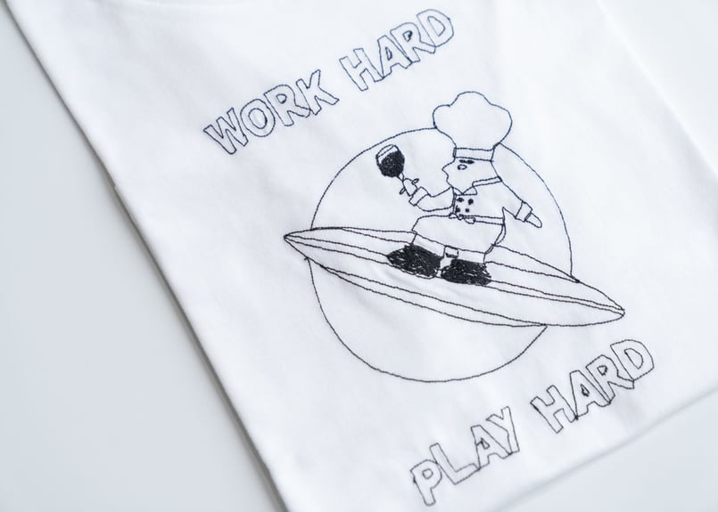 菅原しおんコラボ Tシャツ「WORK HARD PLAY HARD」 | Grand Bleu