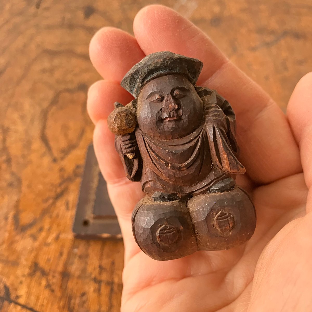 松*一様 木彫り大黒様　アンティーク名品 笑顔が魅力的な大きな木彫りの大黒様 DC3891 – 古福庵