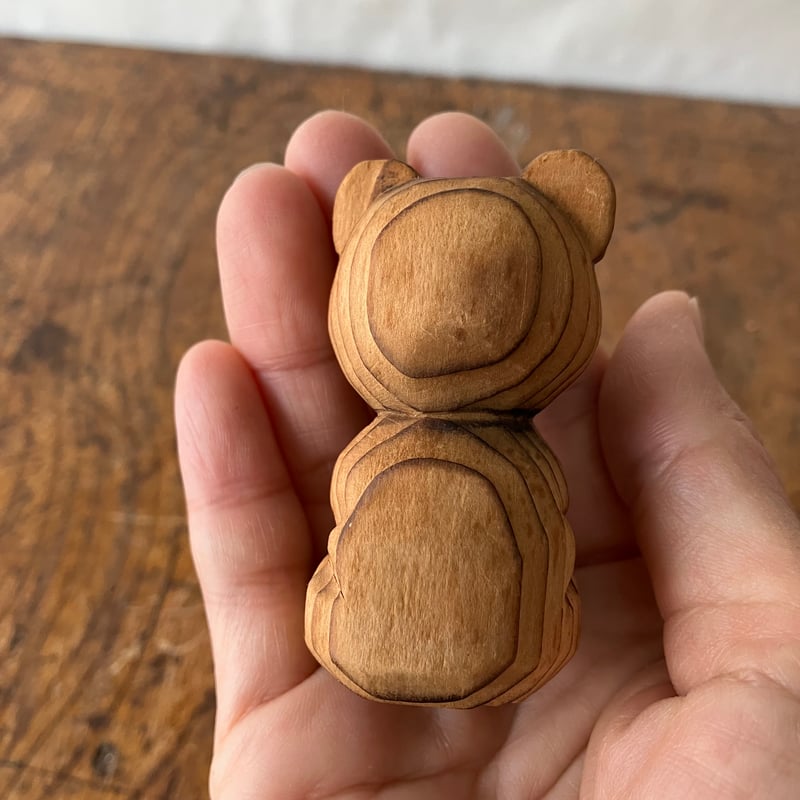 めったにない、小熊をくわえた木彫りの熊 木彫り熊の発祥地では、鮭をくわえていない｜カイ×アルキタ まち