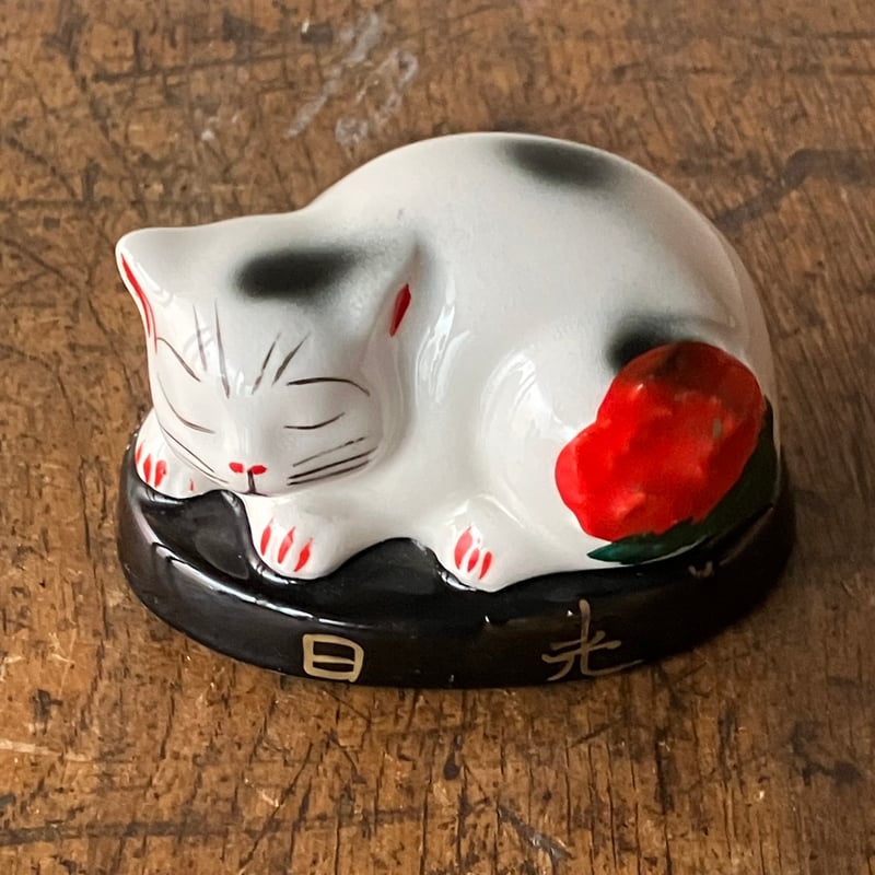 お値下げ‼️可愛い眠り猫　猫の姿の蓋付き陶器彫刻 陶器 眠り猫 | ruchibo