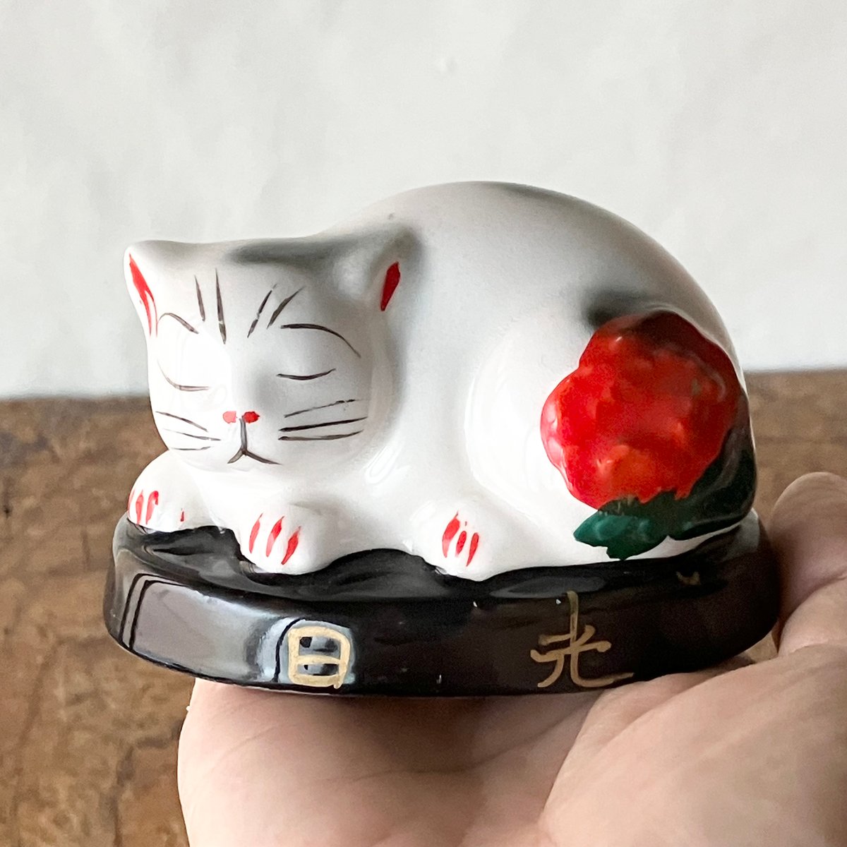 お値下げ‼️可愛い眠り猫　猫の姿の蓋付き陶器彫刻 陶器 眠り猫 | ruchibo