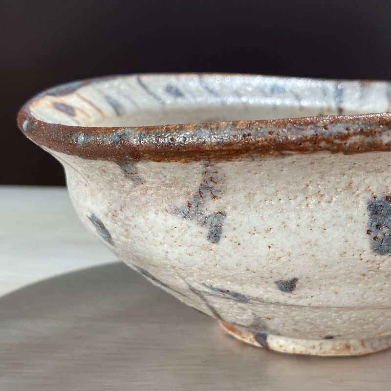 2305-10 白志野リム鉢 關 共歩 | ryoisseki-online by うつわや