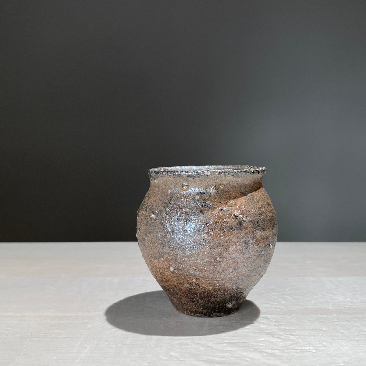 アンティーク　幾何学模様の双子の陶器壺 60 黒壺 谷穹 | ryoisseki-online by うつわや涼一石