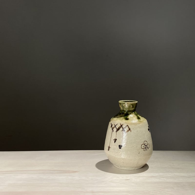 織部焼　古織部　秋草図徳利　時代箱付　M　3841 織部焼 古織部 秋草図徳利 時代箱付 M 3841 高さ約13．5cm 幅