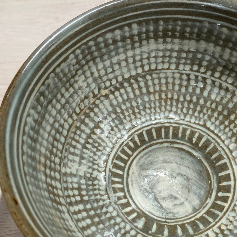 2508-1 鶏龍山三島絵刷毛目茶碗 伊藤明美 | ryoisseki-online by う