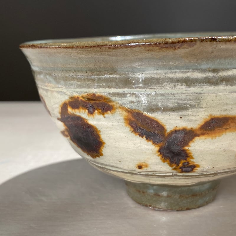 2508-1 鶏龍山三島絵刷毛目茶碗 伊藤明美 | ryoisseki-online by う