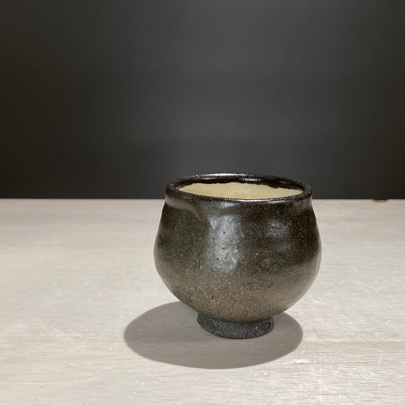 2508-9 内粉引黒釉塩笥ぐい呑 伊藤明美 | ryoisseki-online by うつ