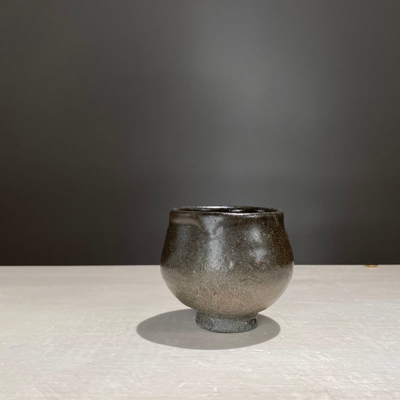 2508-9 内粉引黒釉塩笥ぐい呑 伊藤明美 | ryoisseki-online by うつ