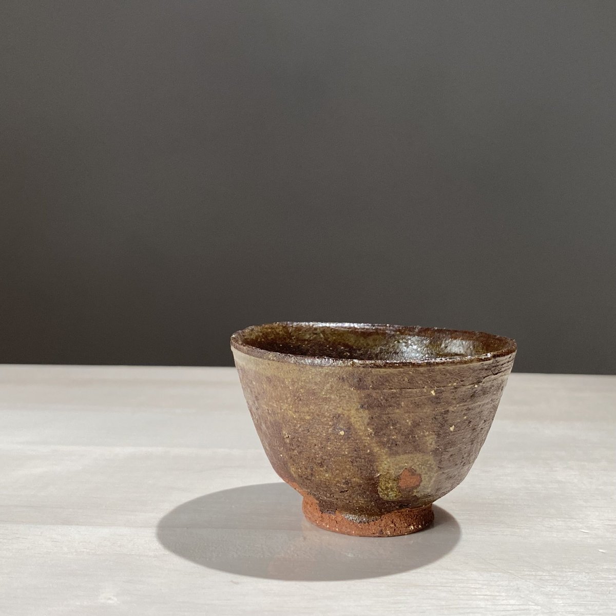 灰釉 ぐい呑み 貫入 小碗 古美術 酒器 古道具 アンティーク №50 古瀬戸 灰釉 ぐい呑み 瀬戸焼 酒器 - メルカリ