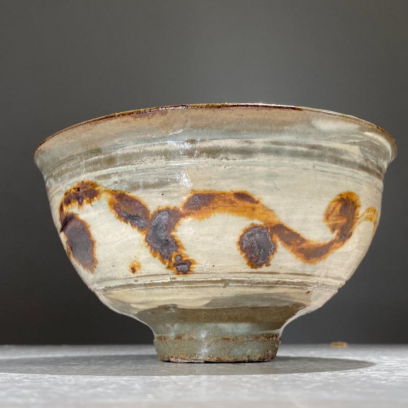 2508-1 鶏龍山三島絵刷毛目茶碗 伊藤明美 | ryoisseki-online by う