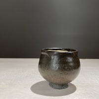 2508-9　内粉引黒釉塩笥ぐい呑　伊藤明美
