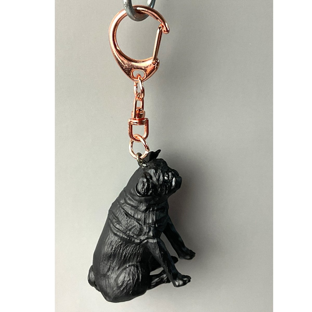 樹脂製 犬置物 パグ お座り 黒 キーホルダー | Haniibaaz