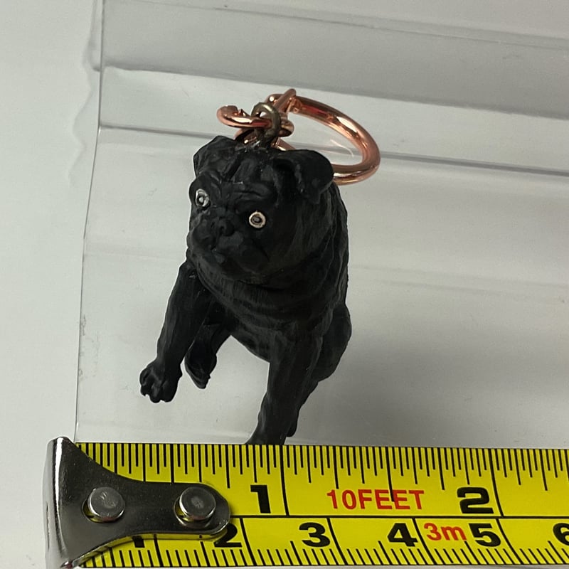 樹脂製 犬置物 パグ お座り 黒 キーホルダー | Haniibaaz