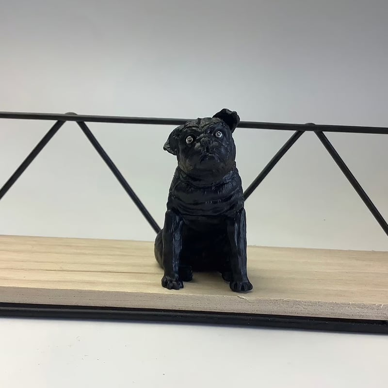 ミニチュア犬フィギュア パグ お座り 黒 樹脂製 犬置物 | Haniibaaz