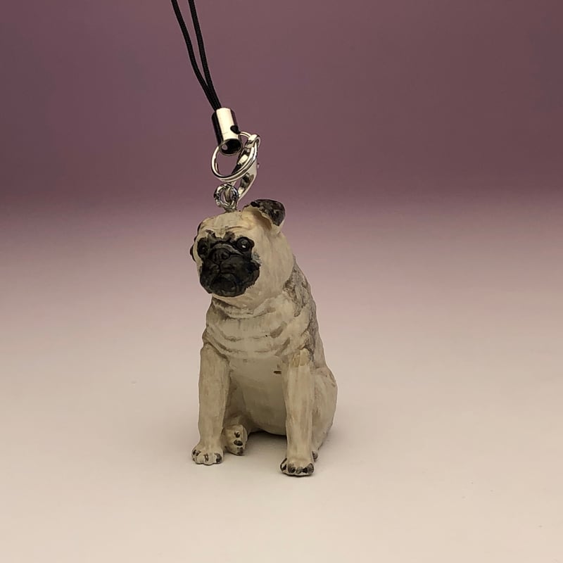 樹脂製 犬置物 パグ お座り フォーン 淡黄色 (白) ストラップ | Haniibaaz