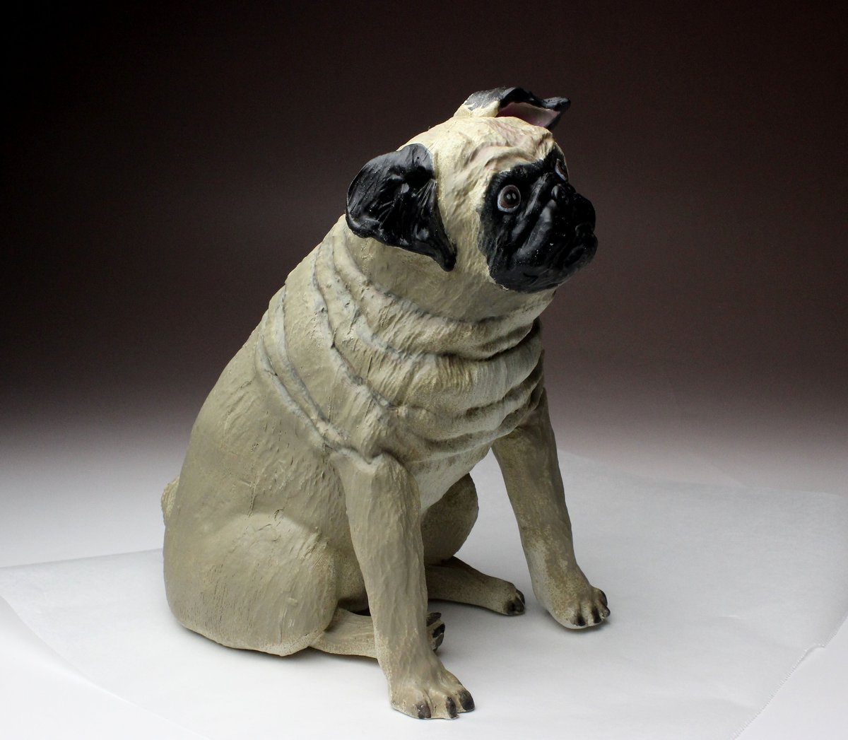 樹脂製 犬置物 パグ お座り フォーン 淡黄色 (白) | Haniibaaz パグの置物(