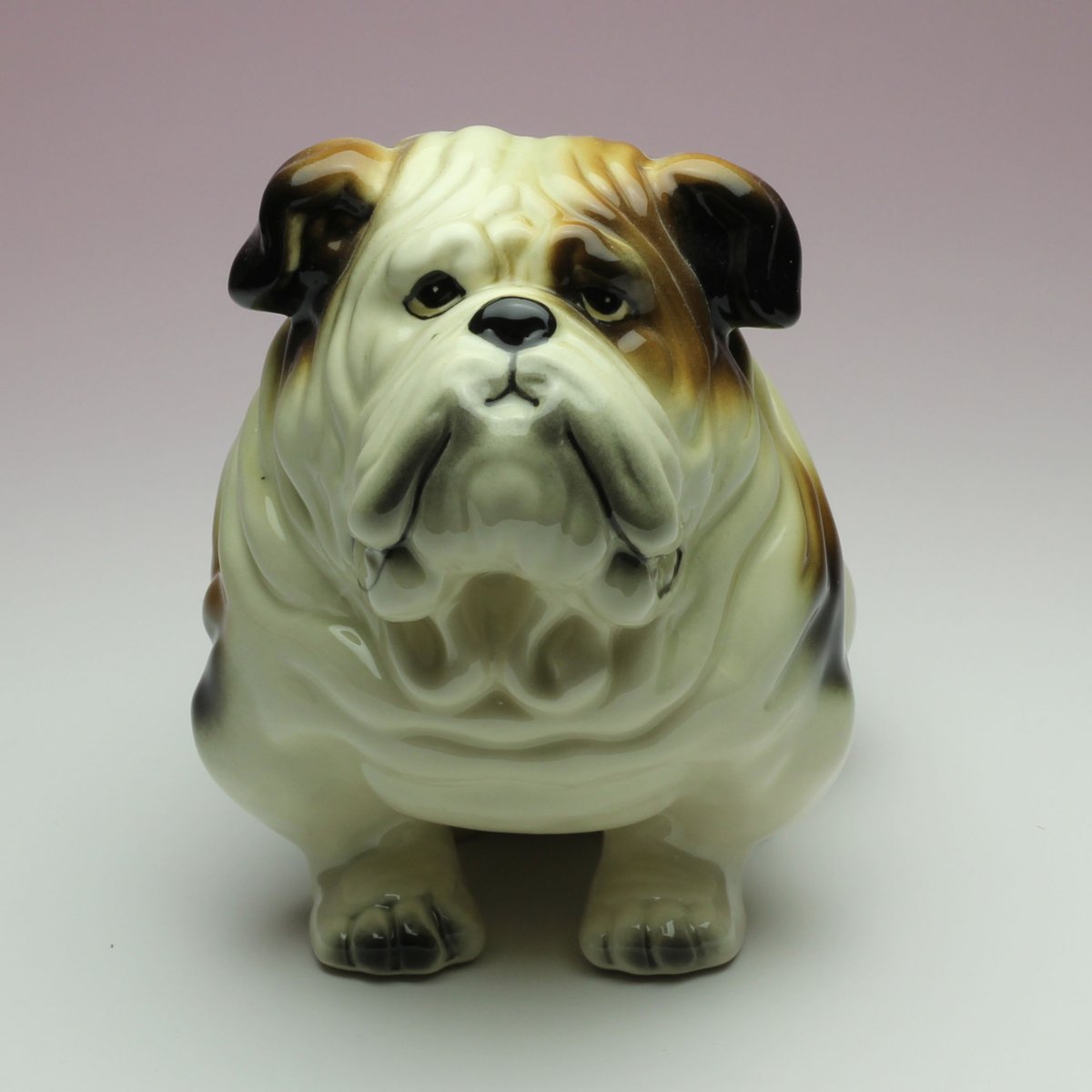 陶器犬置物 イングリッシュブルドッグ 三毛 座り姿 | Haniibaaz