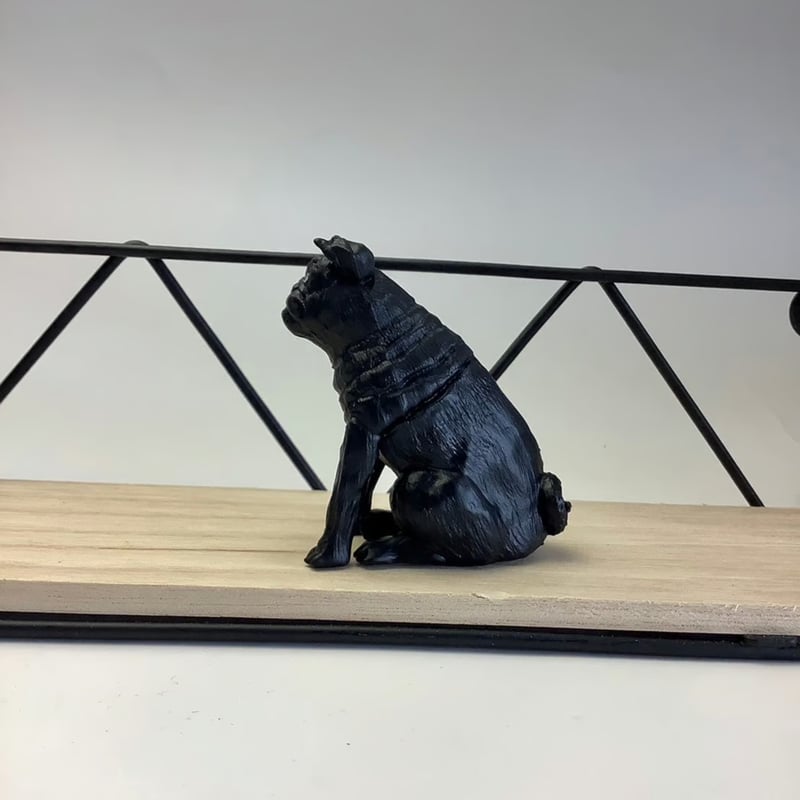 ミニチュア犬フィギュア パグ お座り 黒 樹脂製 犬置物 | Haniibaaz