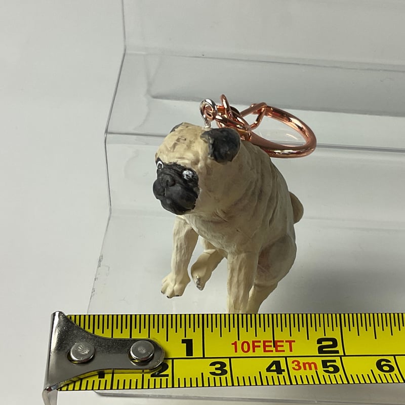 樹脂製 犬置物 パグ お座り フォーン 淡黄色 (白) キーホルダー