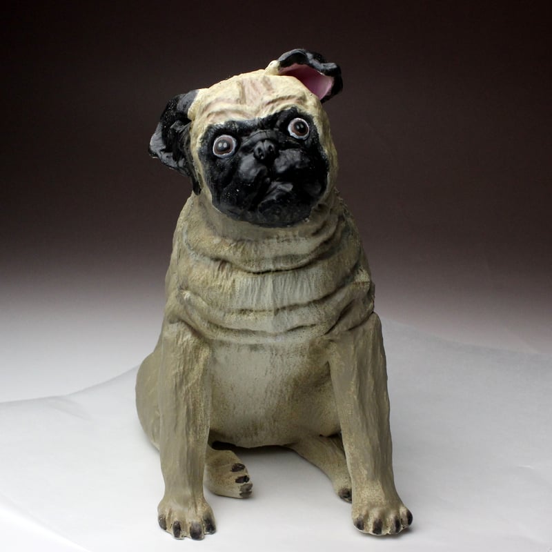 樹脂製 犬置物 パグ お座り フォーン 淡黄色 (白) | Haniibaaz