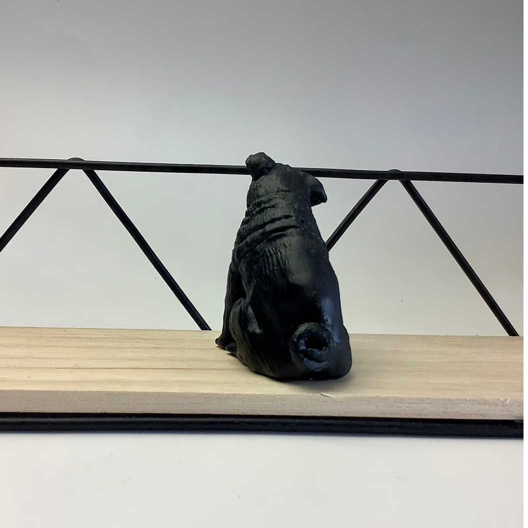 ミニチュア犬フィギュア パグ お座り 黒 樹脂製 犬置物 | Haniibaaz