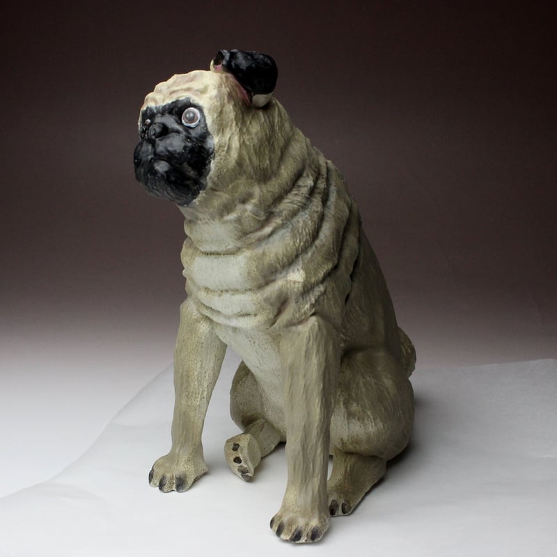 樹脂製 犬置物 パグ お座り フォーン 淡黄色 (白) | Haniibaaz