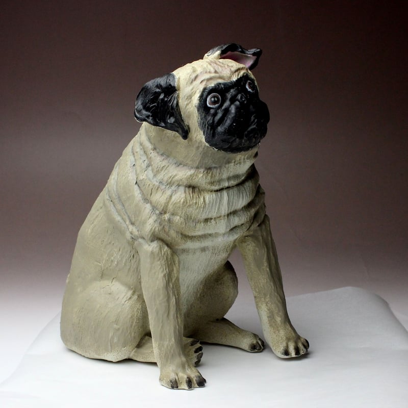 樹脂製 犬置物 パグ お座り フォーン 淡黄色 (白) | Haniibaaz