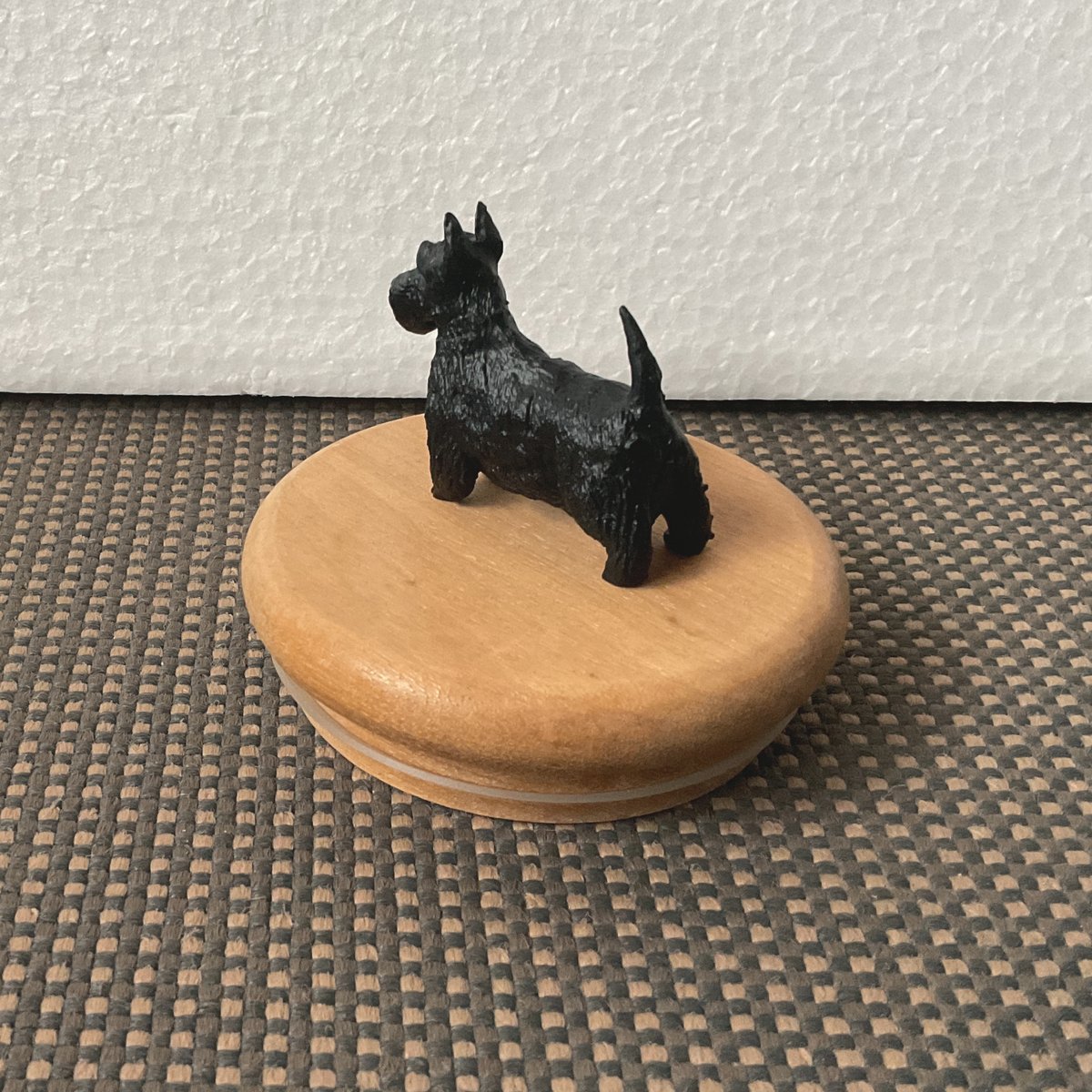 アンティーク　黒いスコティッシュテリア　フィギュリン ミニチュア犬フィギュア スコティッシュテリア 黒 樹脂製 ブラック 犬
