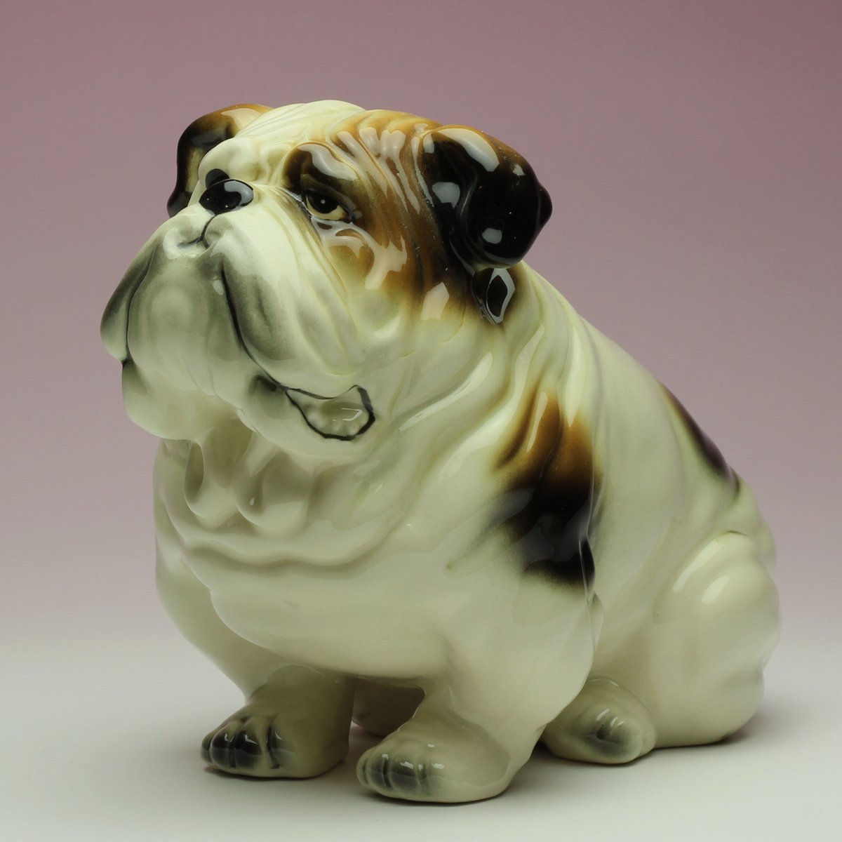 陶器犬置物 イングリッシュブルドッグ 三毛 座り姿 | Haniibaaz