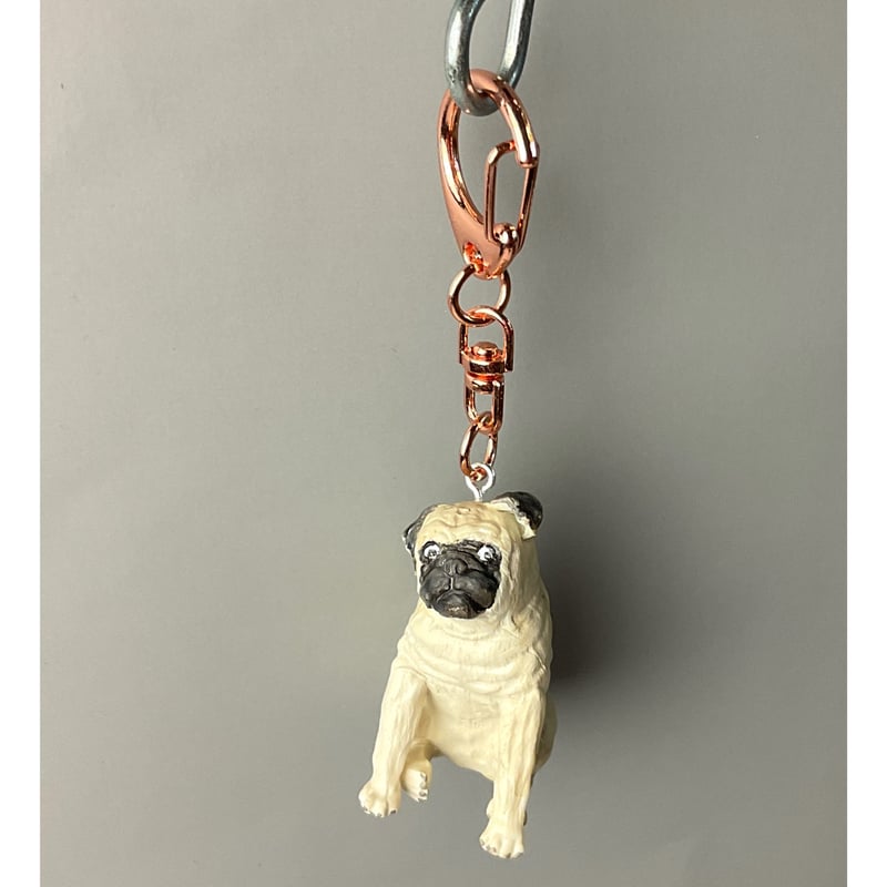 樹脂製 犬置物 パグ お座り フォーン 淡黄色 (白) キーホルダー